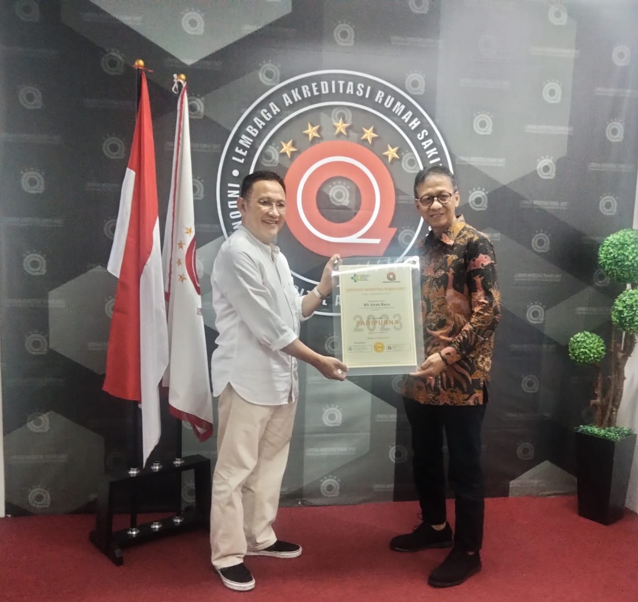 LARS Kembali Serahkan Sertifikat Akreditasi “PARIPURNA” kepada Dua Rumah Sakit