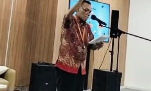Penyair Pulo Lasman Simanjuntak Baca Puisi “Traumatik” di Panggung Sastra Reboan