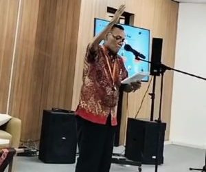 Penyair Pulo Lasman Simanjuntak Baca Puisi “Traumatik” di Panggung Sastra Reboan