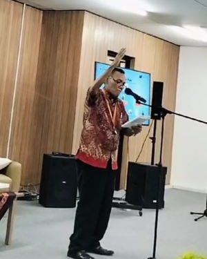 Penyair Pulo Lasman Simanjuntak Baca Puisi “Traumatik” di Panggung Sastra Reboan