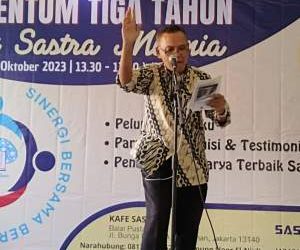 Penyair Pulo Lasman Simanjuntak Baca Puisi pada  Ultah JSM Ketiga di Cafe Sastra Balai Pustaka