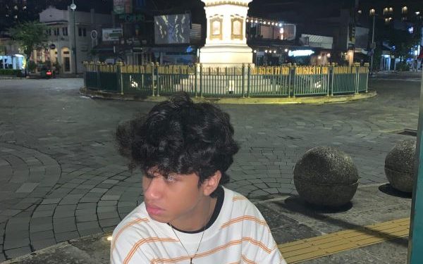 Ketika Imajinasi Menjadi Erotis: Keluhuran dalam Cerpen Dilarang Menyanyi di Kamar Mandi