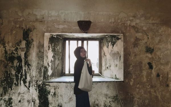 Ketika Theoresia Rumthe Menjadi “Lelaki yang Gelisah”