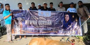 Julie Sutrisno Laiskodat Bagikan Daging Qurban kepada 220 Kepala Keluarga di Masjid Ataqwa Witihama