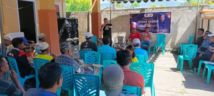 Mempererat Silaturahmi, Julie Sutrisno Laiskodat Berbagi Kasih Daging Kurban dengan Sejumlah Umat Muslim di Sikka